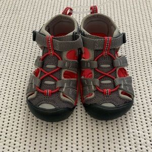 🎉SOLD🎉Keens Red And Gray Sandals NWOT